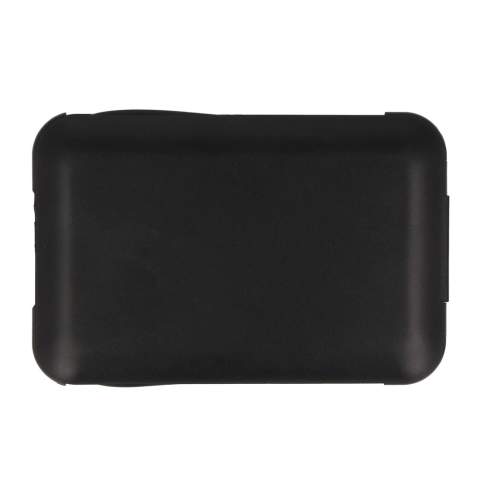 Restez connecté en déplacement grâce à notre kit de voyage polyvalent ! Les multiples connecteurs USB garantissent la compatibilité avec tous vos appareils. Le support de téléphone intégré est très pratique pour regarder des vidéos et d'autres choses. Comme vous pouvez vous y attendre, l'article est fabriqué à partir de matériaux recyclés.