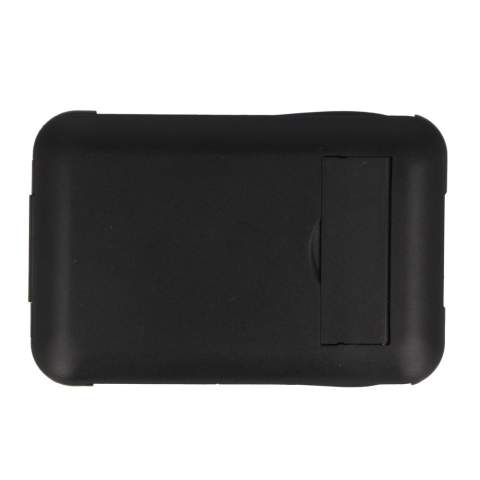 Restez connecté en déplacement grâce à notre kit de voyage polyvalent ! Les multiples connecteurs USB garantissent la compatibilité avec tous vos appareils. Le support de téléphone intégré est très pratique pour regarder des vidéos et d'autres choses. Comme vous pouvez vous y attendre, l'article est fabriqué à partir de matériaux recyclés.