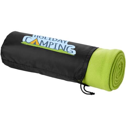 Iemand een  knuffel sturen is eenvoudig met de Huggy plaid deken van 150 x 120 cm. De eenkleurige plaid deken is gemaakt van 100% polar fleece 200 g/m², een zacht en comfortabel materiaal dat snel voor de nodige warmte zorgt en de lichaamswarmte vasthoudt. Rol de deken op en stop hem in het handige zakje met trekkoordsluiting om hem gemakkelijk op te bergen zonder veel ruimte te verliezen.    
 
