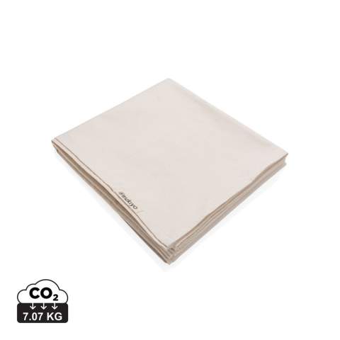 Nappe de 250x140cm Ukiyo en rcotton 180gr Aware™. Le design neutre se coordonne parfaitement avec votre décor de salle à manger. Avec le traceur Aware™ qui valide l'utilisation authentique de matériaux recyclés. 2 % du produit de la vente de chaque produit contenant AWARE™ sera reversé à Water.org.