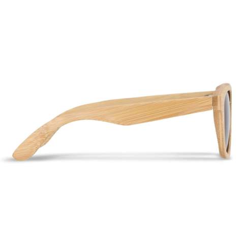 L'écologie rencontre le style avec ces lunettes de soleil en bambou. La monture en bois naturel offre une sensation de légèreté et un design tendance et intemporel. Dotées de verres UV400 pour une protection solaire supérieure, ces lunettes de soleil sont l'alliance parfaite du développement durable et de la mode.
