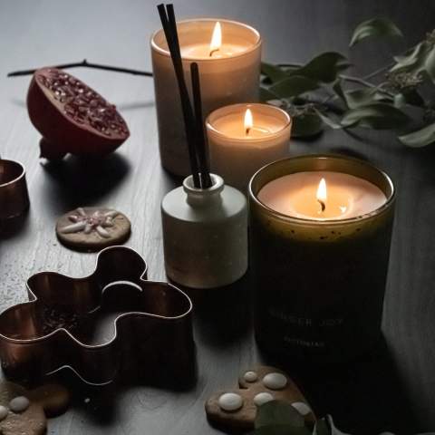 Deze Ginger Joy set, bestaande uit een geurkaars en een diffuser  van het Zweedse merk Victorian, decoratieve geurverspreiders met een  frisse geur om uw hele huis lekker te laten ruiken. De set is verpakt in een luxe geschenkdoos, voorzien van een striklint. De glazen oliehouder heeft een inhoud van 50 ml en kan tot wel 3 weken meegaan en de kaars heeft 15 branduren.