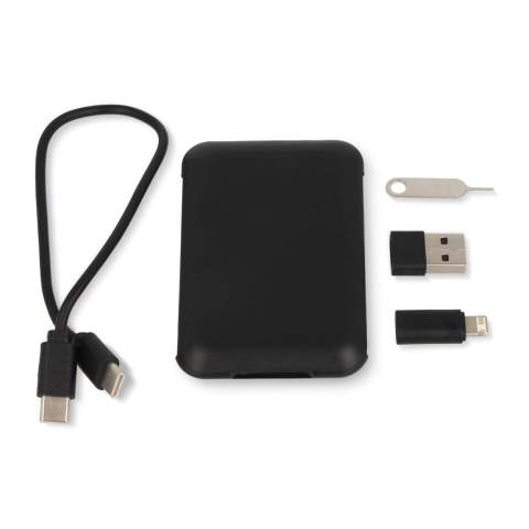Restez connecté en déplacement grâce à notre kit de voyage polyvalent ! Les multiples connecteurs USB garantissent la compatibilité avec tous vos appareils. Le support de téléphone intégré est très pratique pour regarder des vidéos et d'autres choses. Comme vous pouvez vous y attendre, l'article est fabriqué à partir de matériaux recyclés.