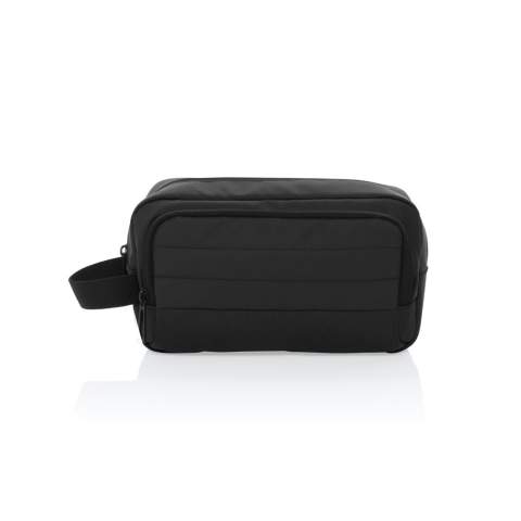 Gardez vos articles de toilette élégamment rangés et bien organisés lorsque vous êtes en déplacement. Avec un compartiment principal spacieux qui offre suffisamment d'espace pour ranger vos articles de toilette essentiels. Une poche frontale zippée offre un espace de rangement supplémentaire pour les petites nécessités. Avec le traceur AWARE™ qui valide l'utilisation authentique de matériaux recyclés. 2 % des recettes de chaque produit Aware™ vendu seront reversés à Water.org. Sans PVC.<br /><br />PVC free: true