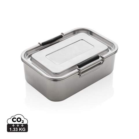 Lunch box de 1 litre solide en acier inoxydable recyclé à 95 %, étanche avec 2 fermetures à clip. Conserve vos repas préférés frais et savoureux pendant longtemps. Le design intemporel et le matériau durable font de cette boîte à lunch le compagnon idéal à l'école ou au bureau. Facile à nettoyer, mais ne doit pas être mise au lave-vaisselle ni utilisée au micro-ondes. Fabriquée avec des matériaux recyclés certifiés RCS (Recycled Claim Standard). La certification RCS garantit une chaîne d'approvisionnement entièrement certifiée pour les matériaux recyclés. Contenu recyclé total basé sur le poids de l'article. Pour les aliments froids uniquement. Emballage kraft certifié FSC® inclus.