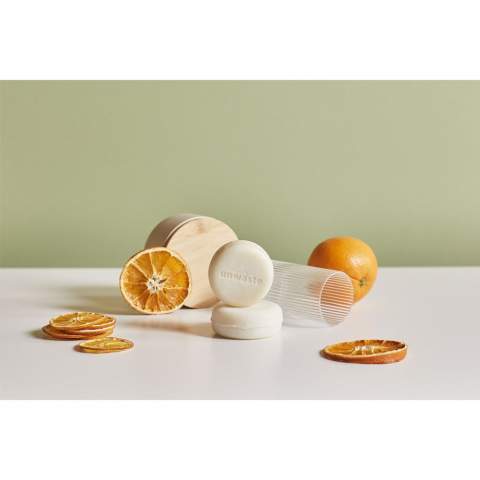 Een duurzame set van het merk Unwaste, bestaande uit een zeep bar en een shampoo bar in één verpakking. Beide bars zijn gemaakt met sinaasappelschillen. Eigenschappen: een aangename natuurlijke geur, de reinigende kracht en de kleur van citrusvruchten. Deze producten bevatten antioxidanten die huid en haar beschermen. Met hergebruik van sinaasappelschillen wordt 96% CO2-uitstoot bespaard. De ingrediënten hebben een natuurlijke oorsprong. De producten zijn vegan, dierproefvrij en 100% (micro) plasticvrij. Made in Holland. Per set verpakt in een doosje van 100% landbouwafval.