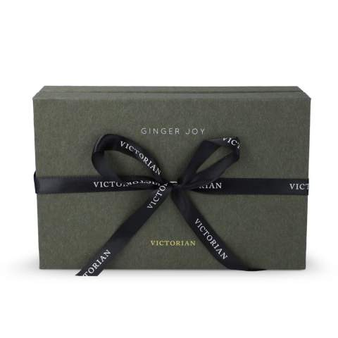 Deze Ginger Joy set, bestaande uit een geurkaars en een diffuser  van het Zweedse merk Victorian, decoratieve geurverspreiders met een  frisse geur om uw hele huis lekker te laten ruiken. De set is verpakt in een luxe geschenkdoos, voorzien van een striklint. De glazen oliehouder heeft een inhoud van 50 ml en kan tot wel 3 weken meegaan en de kaars heeft 15 branduren.