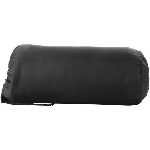 Iemand een  knuffel sturen is eenvoudig met de Huggy plaid deken van 150 x 120 cm. De eenkleurige plaid deken is gemaakt van 100% polar fleece 200 g/m², een zacht en comfortabel materiaal dat snel voor de nodige warmte zorgt en de lichaamswarmte vasthoudt. Rol de deken op en stop hem in het handige zakje met trekkoordsluiting om hem gemakkelijk op te bergen zonder veel ruimte te verliezen.    
 