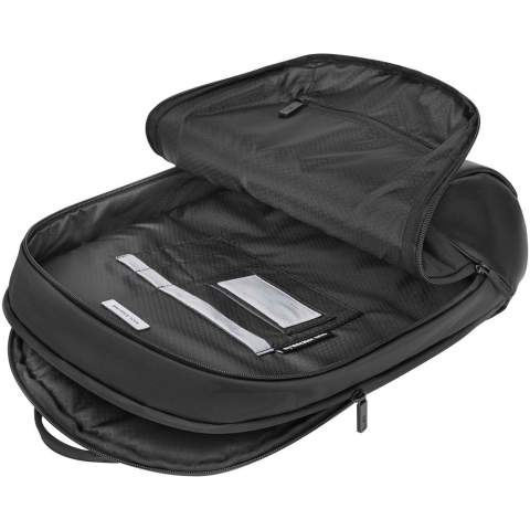 Der Metro Rucksack ist ideal für den mobilen Arbeitsplatz. Er hat ein klares, modernes Design und verfügt dennoch über viele nützliche Funktionen. Er bietet 2 Fächer für einen Laptop und persönliche Gegenstände, eine atmungsaktive Netzrückseite für angenehmen Tragekomfort unterwegs und verstellbare Rucksackgurte. Er ist zudem mit einer Reißverschlusstasche auf der Vorderseite ausgestattet. Außerdem verfügt er über mehrere Innenfächer. Ein Notizbbuchfach, ein sicheres Reißverschlussfach und einen Organizer mit 2 Stiftschlaufen und einem Visitenkartenfach. Ein elektronisches Gerät bis 15" kann ebenfalls sicher verstaut werden. 