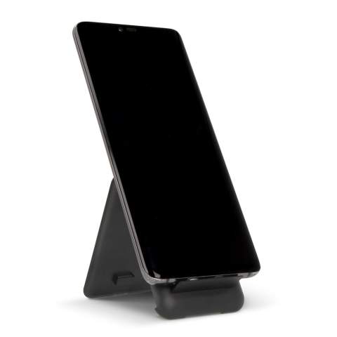 Restez connecté en déplacement grâce à notre kit de voyage polyvalent ! Les multiples connecteurs USB garantissent la compatibilité avec tous vos appareils. Le support de téléphone intégré est très pratique pour regarder des vidéos et d'autres choses. Comme vous pouvez vous y attendre, l'article est fabriqué à partir de matériaux recyclés.