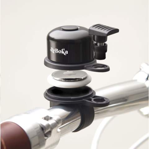 Slimme AirBell fietsbel van hard kunststof met houder voor een AirTag (niet inbegrepen), zodat je je fiets altijd terugvindt. Via het 'Find my'-netwerk weet je precies waar je fiets, e-scooter of e-bike zich bevindt. Geschikt voor sturen met een diameter van 22 mm, de standaardmaat voor de meeste fietsen, e-bikes en kinderfietsen. Het ontwerp is eenvoudig en strak. Het unieke mechanisme is in heel Europa beschermd met een geregistreerd ontwerp. Wordt geleverd inclusief en schroevendraaier voor eenvoudige montage en het openen van de AirBell. Made in Europe.