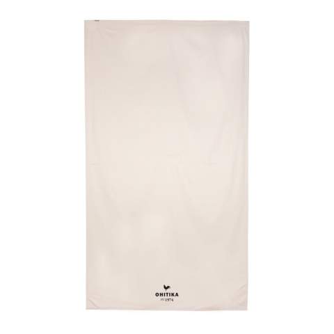 Nappe de 250x140cm Ukiyo en rcotton 180gr Aware™. Le design neutre se coordonne parfaitement avec votre décor de salle à manger. Avec le traceur Aware™ qui valide l'utilisation authentique de matériaux recyclés. 2 % du produit de la vente de chaque produit contenant AWARE™ sera reversé à Water.org.