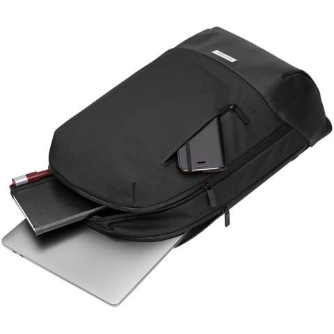 Der Metro Rucksack ist ideal für den mobilen Arbeitsplatz. Er hat ein klares, modernes Design und verfügt dennoch über viele nützliche Funktionen. Er bietet 2 Fächer für einen Laptop und persönliche Gegenstände, eine atmungsaktive Netzrückseite für angenehmen Tragekomfort unterwegs und verstellbare Rucksackgurte. Er ist zudem mit einer Reißverschlusstasche auf der Vorderseite ausgestattet. Außerdem verfügt er über mehrere Innenfächer. Ein Notizbbuchfach, ein sicheres Reißverschlussfach und einen Organizer mit 2 Stiftschlaufen und einem Visitenkartenfach. Ein elektronisches Gerät bis 15" kann ebenfalls sicher verstaut werden. 