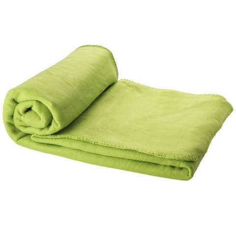 Iemand een  knuffel sturen is eenvoudig met de Huggy plaid deken van 150 x 120 cm. De eenkleurige plaid deken is gemaakt van 100% polar fleece 200 g/m², een zacht en comfortabel materiaal dat snel voor de nodige warmte zorgt en de lichaamswarmte vasthoudt. Rol de deken op en stop hem in het handige zakje met trekkoordsluiting om hem gemakkelijk op te bergen zonder veel ruimte te verliezen.    
 