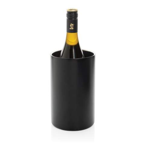 Ontvang uw gasten in stijl met de Vino gerecyclede roestvrijstalen wijnkoeler. Dit opvallende stuk is een ideaal middelpunt terwijl u drankjes serveert en conversaties voert, waardoor u uw wijnen met gratie en stijl kunt koelen. Gemaakt met RCS-gecertificeerd gerecycled roestvrij staal. Totale gerecyclede inhoud: 91% op basis van het totale gewicht van het item. Verpakt in een FSC® kraft verpakking.