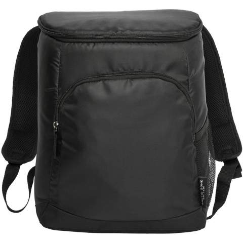 Dieser Rucksack mit hochdichter Wärmeisolierung verfügt über ein Hauptfach mit Reißverschluss, eine Vordertasche mit Reißverschluss, eine Netztasche an der Seite und gepolsterte, verstellbare Gurte. Ultra Safe® auslaufsicheres, leicht zu reinigendes PEVA-Futter. Passt für 18 Dosen. PVC-frei.