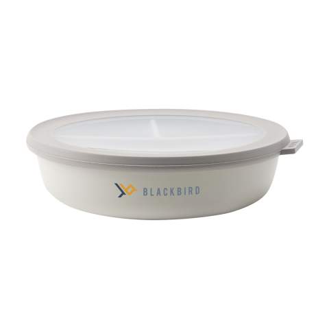 Frischhaltebox oder Lunchbox aus Kunststoff mit Deckel der Marke Mepal. Großzügiges Format. Geeignet zum separaten Aufbewahren, aufwärmen und servieren von Speisen. Hochwertige Qualität und praktisch unzerbrechlich. Ideal für unterwegs oder für das Mittagessen in der Schule oder am Arbeitsplatz. Die Cirqula ist luftdicht verschlossen, so dass der Inhalt lange Zeit frisch bleibt. Diese Multifunktionsbox ist für den Kühlschrank, das Gefrierfach und die Mikrowelle geeignet (mit Ausnahme des Deckels). BPA-frei, für Lebensmittel zugelassen und auslaufsicher. Geruchs- und geschmacksneutral. Mit 2 Jahren Mepal-Garantie. Fassungsvermögen: 250, 250 und 500 ml. Made in Holland.  LAGERBESTANDSINFORMATION: Bis zu 1.000 Stück innerhalb von 10 Arbeitstagen verfügbar. Ausnahmen vorbehalten.