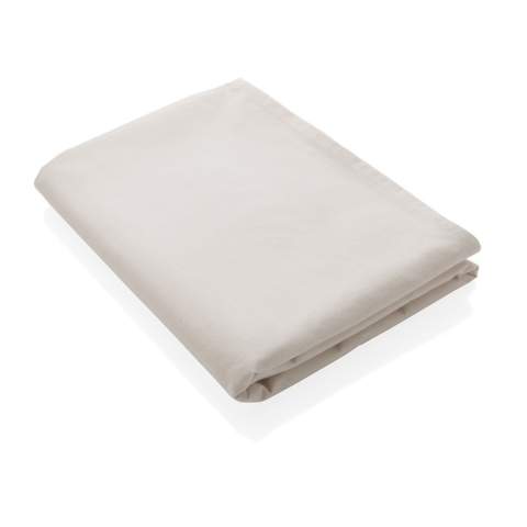 Nappe de 250x140cm Ukiyo en rcotton 180gr Aware™. Le design neutre se coordonne parfaitement avec votre décor de salle à manger. Avec le traceur Aware™ qui valide l'utilisation authentique de matériaux recyclés. 2 % du produit de la vente de chaque produit contenant AWARE™ sera reversé à Water.org.