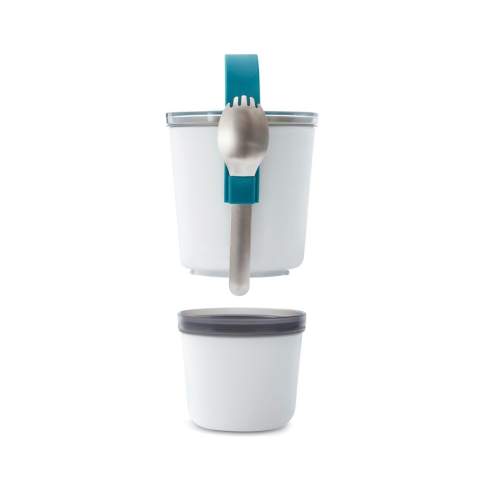 Der von indischen Tiffin-Trägern inspirierte Lunch Pot ist schlanker und höher, wodurch er kompakt ist und leicht in der Tasche verstaut werden kann. Der Lunch Pot Original besteht aus zwei wasserdichten Töpfen, die zum Transport zusammengeschlossen werden können. Sie sind mit einem praktischen Silikon-Trageband versehen, an dem auch der "Spork“ (Löffel und Gabel) aus Edelstahl befestigt ist. Trennen Sie alles von Joghurt und Obst bis hin zu Nudeln und Suppe. Wenn Sie fertig sind, passt der kleinere Topf in den größeren Topf und das Ganze lässt sich so ganz leicht verstauen. Mikrowellen- und spülmaschinenfest, abgesehen vom Tritan-Deckel. Ein eventeller Logodruck wird einer Spülmaschinenwäsche jedoch nicht standhalten.