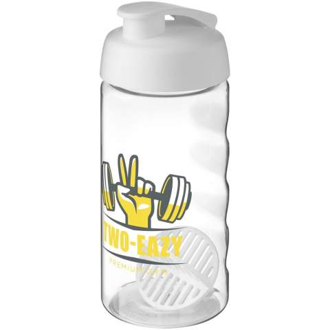 Einwandige Sportflasche mit Shaker-Ball zum problemlosen Mischen von Protein-Shakes. Ausgestattet mit einem auslaufsicheren Deckel mit Klappverschluss und Fingergriff. Das Fassungsvermögen beträgt 500 ml. Hergestellt in Großbritannien. Verpackt in einem recycelten PE-Kunststoffbeutel. BPA-frei.