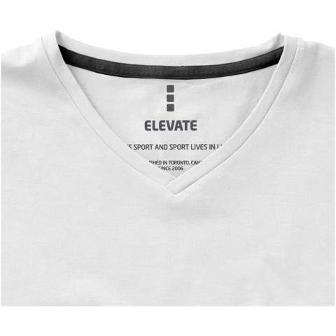 Das kurzärmelige Kawartha GOTS Bio-T-Shirt mit V-Ausschnitt für Herren ist eine stilvolle und nachhaltige Wahl. Hergestellt aus 95% GOTS-zertifizierter Bio-Baumwolle mit einem Stoffgewicht von 200 g/m2, ist dieses T-Shirt nicht nur gut für die Umwelt, sondern auch weich und angenehm zu tragen. Die 5% Elastan sorgen für eine weiche und dehnbare Passform. Mit seinem V-Ausschnitt und den kurzen Ärmeln ist dieses T-Shirt sowohl nachhaltig als auch modern. Die GOTS-Zertifizierung gewährleistet eine 100% zertifizierte Lieferkette vom Rohstoff bis zu unseren Drucktechniken und macht dieses Kleidungsstück zu einer umweltfreundlichen Wahl.