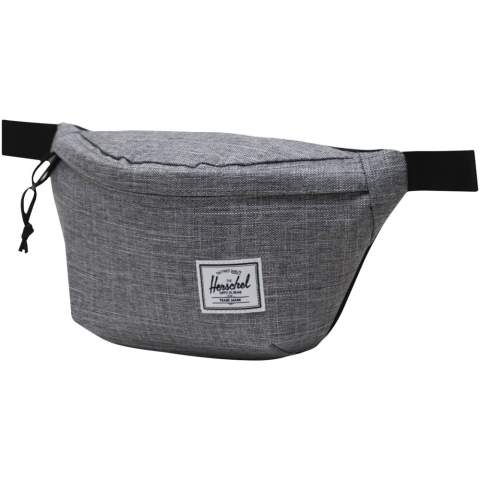 Der Herschel Classic™ Hüfttasche ist aus EcoSystem™ 600D Stoff gefertigt, das zu 100% aus recycelten Wasserflaschen besteht. Sie ist mit einem Reißverschluss versehen und die glatten, verstellbaren Gurtbänder sorgen für eine komfortable Reise mit freien Händen.