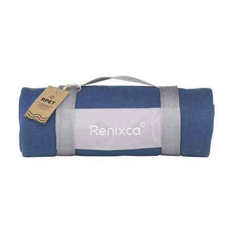 WoW! Plaid polaire 30% polyester et 70% RPET polyester  (180 g/m²). RPET polyester est matière fabriquée à partir de bouteilles en PET recyclées et de fibres textiles recyclées. Fourni avec une boucle de transport pratique. Dimensions déplié 150 x 120 cm.