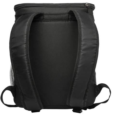 Dieser Rucksack mit hochdichter Wärmeisolierung verfügt über ein Hauptfach mit Reißverschluss, eine Vordertasche mit Reißverschluss, eine Netztasche an der Seite und gepolsterte, verstellbare Gurte. Ultra Safe® auslaufsicheres, leicht zu reinigendes PEVA-Futter. Passt für 18 Dosen. PVC-frei.
