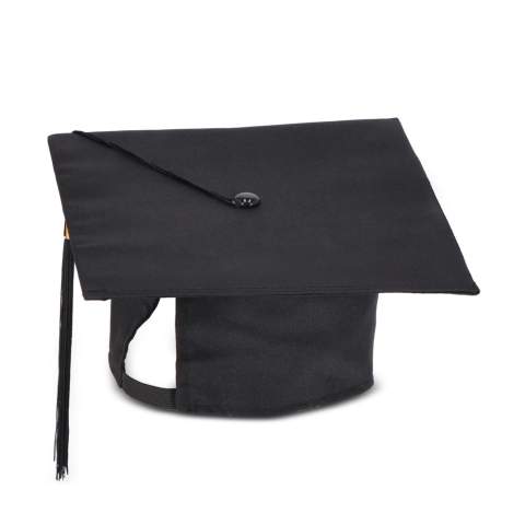 Célébrez vos réussites avec cette casquette de diplômé, conçue pour un ajustement confortable et offrant un espace pour des impressions personnalisées, idéale pour le lancer emblématique.