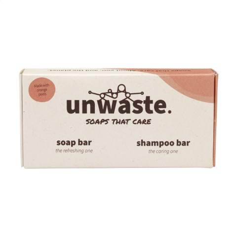 Een duurzame set van het merk Unwaste, bestaande uit een zeep bar en een shampoo bar in één verpakking. Beide bars zijn gemaakt met sinaasappelschillen. Eigenschappen: een aangename natuurlijke geur, de reinigende kracht en de kleur van citrusvruchten. Deze producten bevatten antioxidanten die huid en haar beschermen. Met hergebruik van sinaasappelschillen wordt 96% CO2-uitstoot bespaard. De ingrediënten hebben een natuurlijke oorsprong. De producten zijn vegan, dierproefvrij en 100% (micro) plasticvrij. Made in Holland. Per set verpakt in een doosje van 100% landbouwafval.