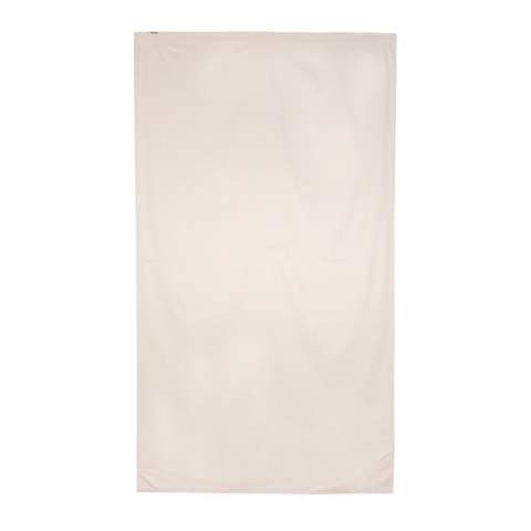 Nappe de 250x140cm Ukiyo en rcotton 180gr Aware™. Le design neutre se coordonne parfaitement avec votre décor de salle à manger. Avec le traceur Aware™ qui valide l'utilisation authentique de matériaux recyclés. 2 % du produit de la vente de chaque produit contenant AWARE™ sera reversé à Water.org.