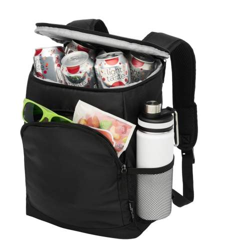 Dieser Rucksack mit hochdichter Wärmeisolierung verfügt über ein Hauptfach mit Reißverschluss, eine Vordertasche mit Reißverschluss, eine Netztasche an der Seite und gepolsterte, verstellbare Gurte. Ultra Safe® auslaufsicheres, leicht zu reinigendes PEVA-Futter. Passt für 18 Dosen. PVC-frei.