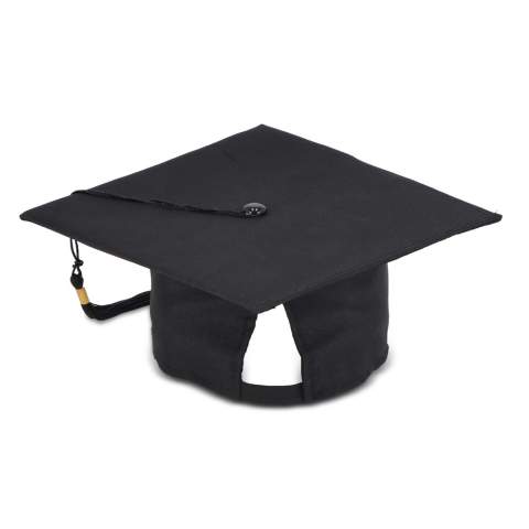 Célébrez vos réussites avec cette casquette de diplômé, conçue pour un ajustement confortable et offrant un espace pour des impressions personnalisées, idéale pour le lancer emblématique.