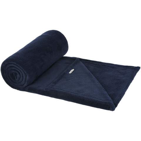 Ultra-soft GRS certified RPET coral fleece blanket. Comes with a 190T RPET carry pouch with drawstring closure. Packed in a recycled polybag. Pouch size: length 37 cm, diameter 16 cm.