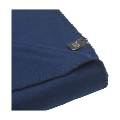 WoW! Plaid polaire 30% polyester et 70% RPET polyester  (180 g/m²). RPET polyester est matière fabriquée à partir de bouteilles en PET recyclées et de fibres textiles recyclées. Fourni avec une boucle de transport pratique. Dimensions déplié 150 x 120 cm.