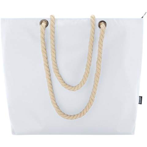 The Panama cooler tote bag is made from GRS certified recycled polyester, and features a large zipped main compartment, and high-quality aluminium foil and cotton cord handles. Suitable for various activities such as grocery shopping or for a day at the beach or in the park. Volume capacity: 23 litres. Resistance up to 10 kg weight. PVC free.