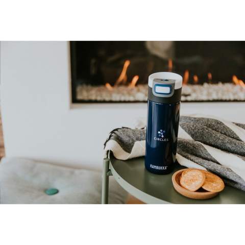 De ideale thermosbeker voor onderweg van het merk Kambukka® • excellente kwaliteit • fraaie vormgeving • handig formaat • vacuümgeïsoleerd 18/8 RVS • houdt dranken tot 9 uur warm en tot 18 uur koud • 3-in-1 deksel met 2 drinkposities: even drukken en snel een slok nemen of volledig openen om zonder knoeien, net zo comfortabel te drinken als uit een mok • gemakkelijk te reinigen dankzij Snapclean®: met één handeling verwijder je het binnenste mechanisme • universeel deksel: past ook op andere Kambukka® drinkflessen • het deksel is vaatwasserbestendig - de beker met de hand afwassen • antislipbodem • 100% lekvrij • inhoud 500 ml.     VOORRAAD INFORMATIE: Tot 1.000 stuks beschikbaar binnen 10 werkdagen. Uitzonderingen voorbehouden.