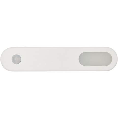 Sensa is een perfecte lamp voor binnen zoals trappen, garage, keuken, hal, badkamer, kelder, garderobe, enz. om u en uw gezin veiligheid (nooit meer struikelen in het donker) en gemak (het is niet nodig om kamerverlichting altijd aan te doen) te bieden. Met een ingebouwde 1200 mAh oplaadbare batterij kunt u deze ook op een kampeertrip meenemen. Drie verlichtingsmodi: 'Aan'-modus: 's nachts constant aan, 'Uit'-modus: licht uitgeschakeld en 'Auto'-modus: schakelt automatisch in wanneer beweging wordt gedetecteerd. Het bereik van de bewegingssensor is maximaal 3 meter binnen 120° en het licht gaat uit na 20 seconden inactiviteit. 2800 K zacht warm licht dat geen pijn doet aan uw ogen. Met een geïntegreerde magneet aan de achterkant voor eenvoudige installatie op een metalen oppervlak (extra metalen plaat is voorzien voor niet-metalen oppervlakken). Geleverd in een geschenkverpakking van duurzaam materiaal.