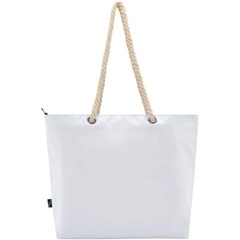 The Panama cooler tote bag is made from GRS certified recycled polyester, and features a large zipped main compartment, and high-quality aluminium foil and cotton cord handles. Suitable for various activities such as grocery shopping or for a day at the beach or in the park. Volume capacity: 23 litres. Resistance up to 10 kg weight. PVC free.