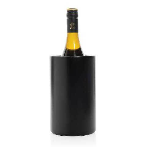 Ontvang uw gasten in stijl met de Vino gerecyclede roestvrijstalen wijnkoeler. Dit opvallende stuk is een ideaal middelpunt terwijl u drankjes serveert en conversaties voert, waardoor u uw wijnen met gratie en stijl kunt koelen. Gemaakt met RCS-gecertificeerd gerecycled roestvrij staal. Totale gerecyclede inhoud: 91% op basis van het totale gewicht van het item. Verpakt in een FSC® kraft verpakking.
