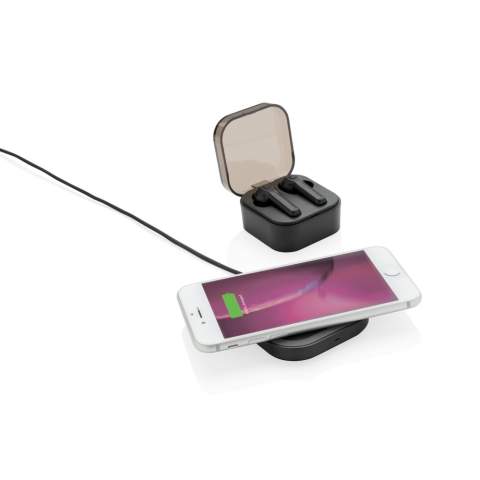 Ultieme vrijheid tijdens het luisteren naar je favoriete muziek met deze true wireless oordopjes. Combineer gewoon beide ABS-oordopjes om in stereo naar je muziek te luisteren en oproepen te beantwoorden (mono). De oordopjes worden geleverd in een stijlvolle oplaadbehuizing die draadloos kan worden opgeladen via de meegeleverde 5W draadloze oplader. Deze oplader kan ook worden gebruikt om uw mobiele telefoon op te laden. De draadloze oplader is compatibel met alle QI-compatibele apparaten, zoals de nieuwste generatie Android, iPhone 8 en hoger. Inclusief microkabel van 150 cm. De oordopjes gebruiken BT 5.0 voor een soepele verbinding en hebben een batterij van 50 mAh die een speelduur van u tot 3 uur mogelijk maakt en in 2 uur opnieuw kan worden opgeladen in het oplaadetui. De draadloze afstand is maximaal 10 meter. Inclusief oordopjes van verschillende grootte. Input 5V / 1A Draadloze output: 5V / 1A.<br /><br />HasBluetooth: True<br />WirelessCharging: true