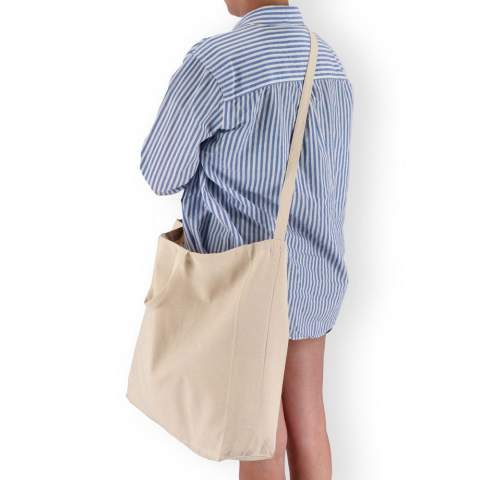 Praktische Baumwolltasche aus 220 g/m² mit einem langen Griff zum Tragen über der Schulter oder am Körper und zwei kurzen Griffen zum Tragen in der Hand. Ideal für den täglichen Gebrauch oder für Veranstaltungen. Oeko-Tex® zertifiziert für sichere, geprüfte Materialien.