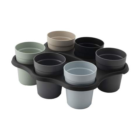 Plateau à gobelets de la marque Circulware. Fabriqué en PP recyclé robuste. Le plateau comporte 6 trous d'un diamètre de 8 cm. Le matériau 100% recyclé utilisé consiste en un mélange de produits sûrs pour l'alimentation et marqués comme produits de défaillance après la production. Le plateau à tasses permet de transporter 6 tasses à café. Pratique pour une utilisation au bureau. Convient à toutes les Circulcups tasses de la marque Circulware (capacité de 200 ml et plus). Passe au lave-vaisselle. Le lavage à la main est recommandé pour préserver l’impression. Conception hollandaise. Fabriqué en Hollande.