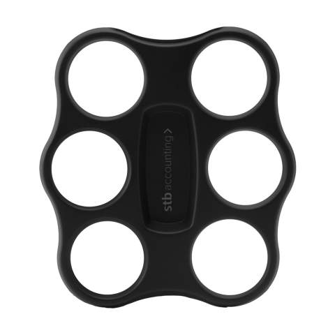 Plateau à gobelets de la marque Circulware. Fabriqué en PP recyclé robuste. Le plateau comporte 6 trous d'un diamètre de 8 cm. Le matériau 100% recyclé utilisé consiste en un mélange de produits sûrs pour l'alimentation et marqués comme produits de défaillance après la production. Le plateau à tasses permet de transporter 6 tasses à café. Pratique pour une utilisation au bureau. Convient à toutes les Circulcups tasses de la marque Circulware (capacité de 200 ml et plus). Passe au lave-vaisselle. Le lavage à la main est recommandé pour préserver l’impression. Conception hollandaise. Fabriqué en Hollande.