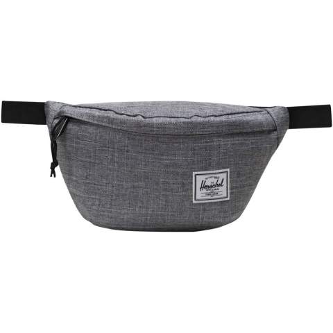 Der Herschel Classic™ Hüfttasche ist aus EcoSystem™ 600D Stoff gefertigt, das zu 100% aus recycelten Wasserflaschen besteht. Sie ist mit einem Reißverschluss versehen und die glatten, verstellbaren Gurtbänder sorgen für eine komfortable Reise mit freien Händen.