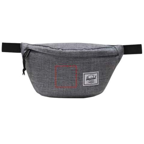 Der Herschel Classic™ Hüfttasche ist aus EcoSystem™ 600D Stoff gefertigt, das zu 100% aus recycelten Wasserflaschen besteht. Sie ist mit einem Reißverschluss versehen und die glatten, verstellbaren Gurtbänder sorgen für eine komfortable Reise mit freien Händen.