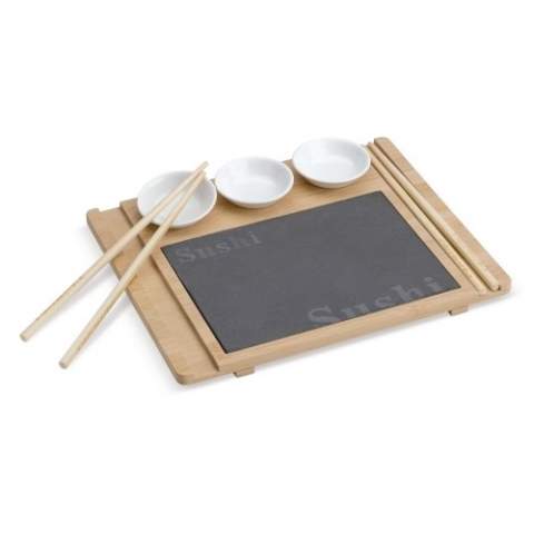Tweepersoons sushi bestaande uit een houten serveerplateau met daarin een leistenen sushi plaat en wordg geleverd inclusief twee setjes eetstokjes en drie keramische kommetjes.