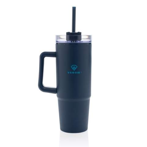 Maak kennis met de Tana tumbler. Een 900 ml plastic tumbler gemaakt van 42% gerecycled materiaal voor milieuvriendelijke hydratatie met een lage impact. Of je nu aan het werk , onderweg of aan het sporten bent, deze tumbler is je ideale metgezel. De geavanceerde deksel heeft een draaibare dop met drie standen: een morsbestendige rietjesopening, een drinktuit en een volledig afgesloten deksel. Het ergonomische handvat met comfortabele grip zorgt voor gemakkelijk dragen, en de slanke basis past in de meeste autobekerhouders. Alleen met de hand afwassen. Totaal gerecyclede inhoud: 42% op basis van het totale gewicht van het artikel. Vrij van BPA. Inhoud: 900 ml. Inclusief FSC®-gecertificeerde kraft geschenkverpakking.