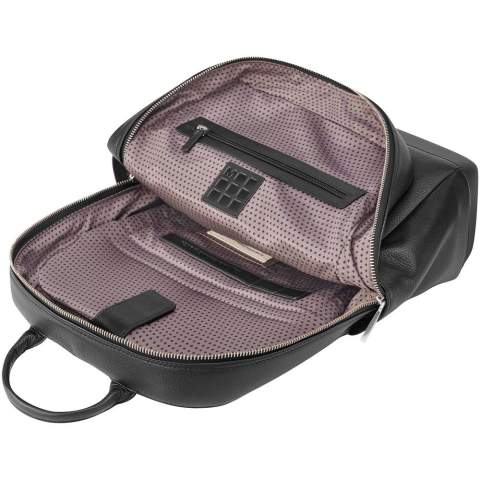 Der Classic Lederrucksack hat einen modernen und urbanen Stil. Er verfügt über ein Hauptfach für persönliche Gegenstände, zwei leicht zugängliche Seitentaschen und mehrere Innenfächer. Ein Notizbuchfach, ein sicheres Reißverschlussfach und einen Organizer mit 2 Stiftschlaufen und einem Visitenkartenfach. Ein elektronisches Gerät bis 15" kann ebenfalls sicher verstaut werden. 
