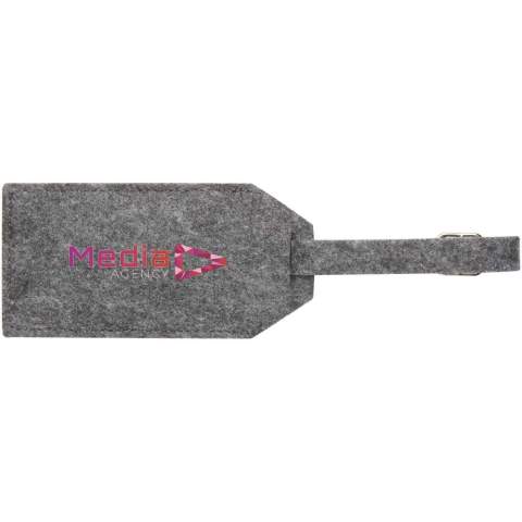 Het Tie RPET-bagagelabel is een must-have voor elke reiziger, ontworpen om je bagage gemakkelijk herkenbaar te houden. Het heeft een papieren inlegvel voor persoonlijke gegevens en een doorzichtige beschermhoes om beschadiging te voorkomen.
